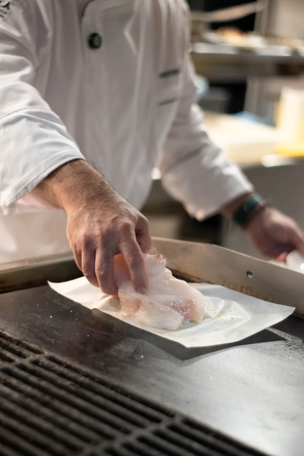 Preparación de pescado fresco en la cocina de Hemisferio Loft, donde comer pescado en Alcalá de Henares
