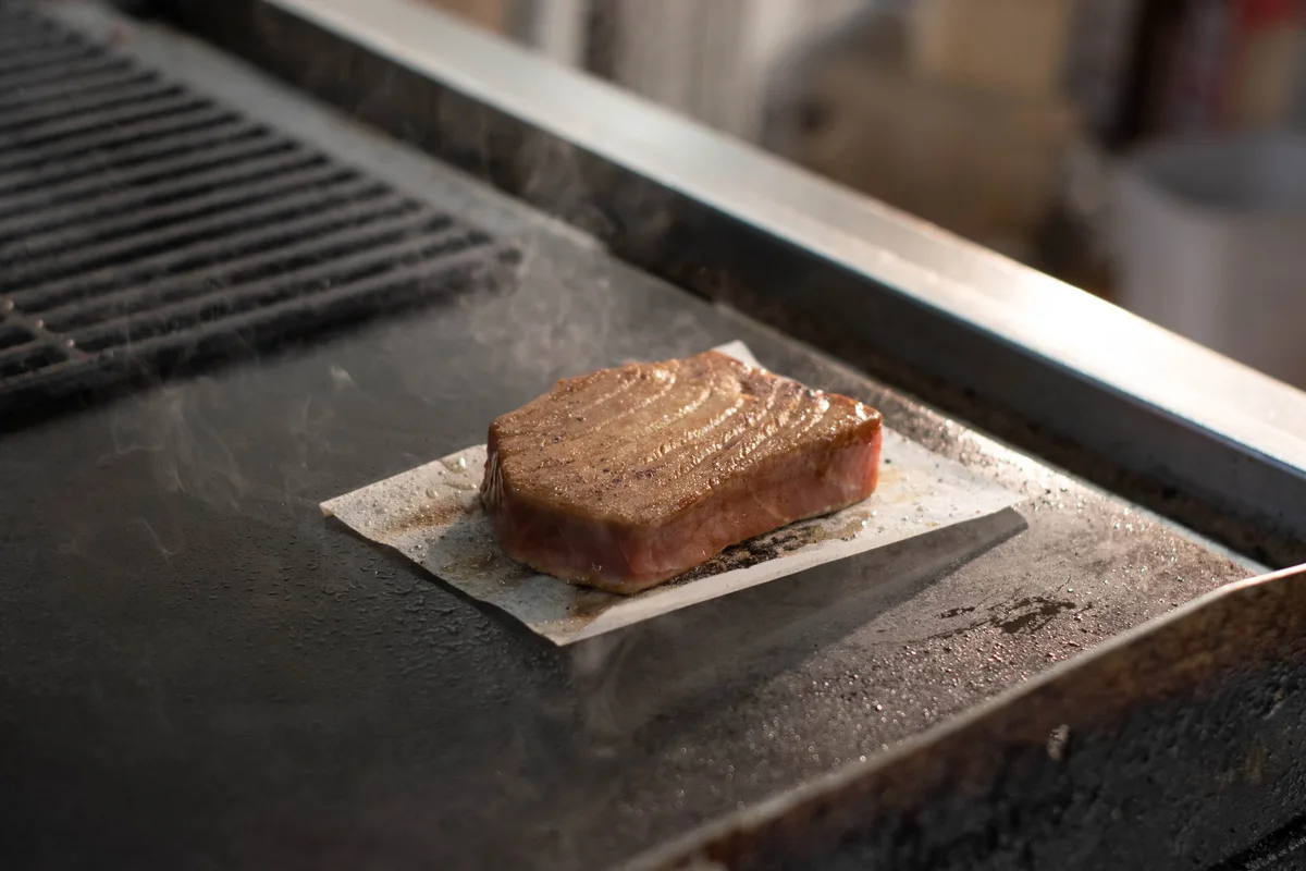 Tataki de atún sellado a la plancha en Hemisferio Loft: comer pescado en Alcalá de Henares con técnica y producto de calidad