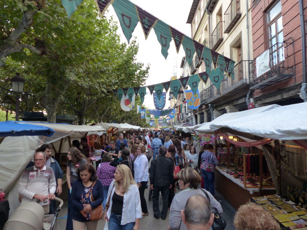 Puestos artesanos del Mercado Cervantino de Alcalá de Henares en el casco histórico
