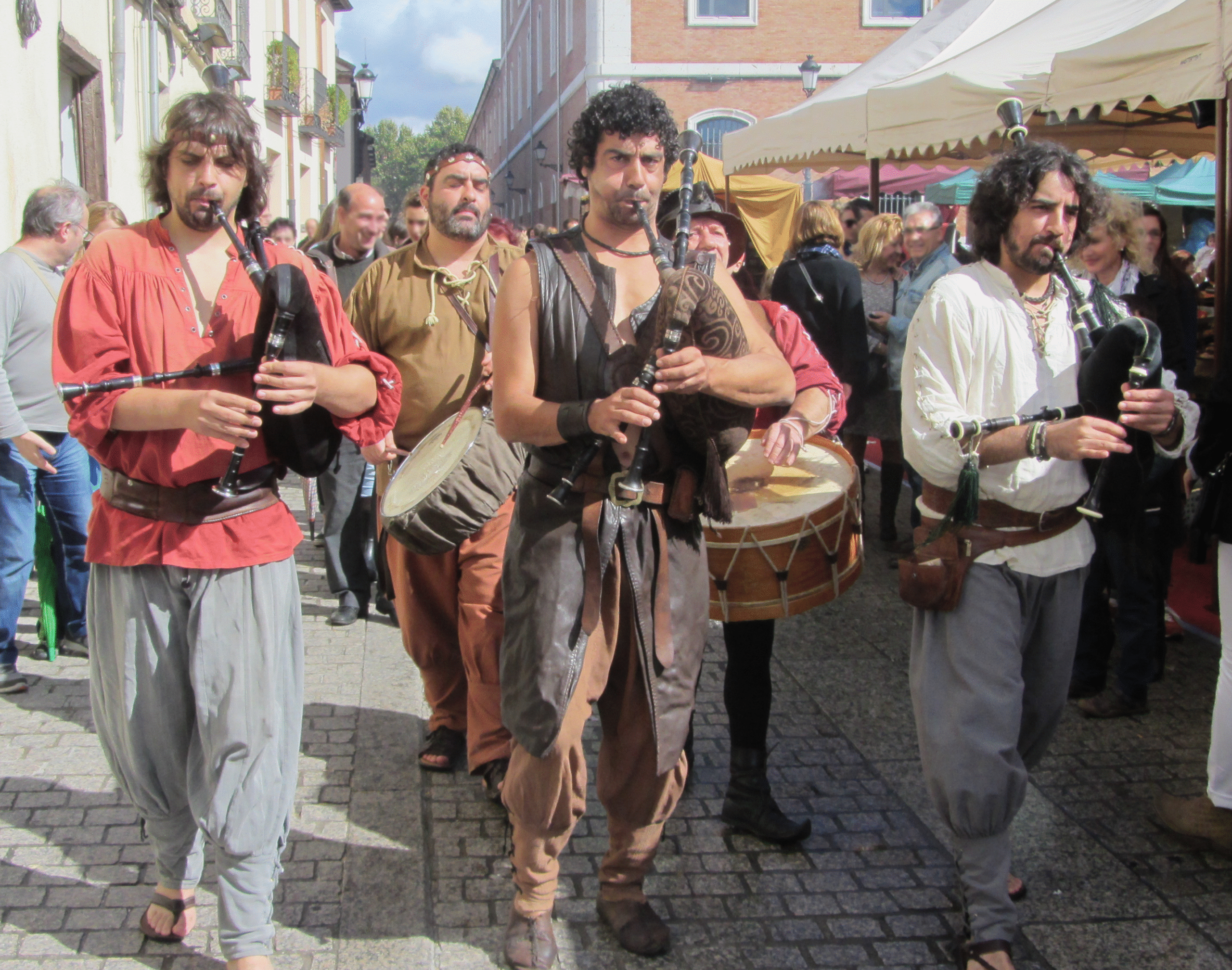 Ambiente del Mercado Cervantino de Alcalá de Henares junto al recinto amurallado