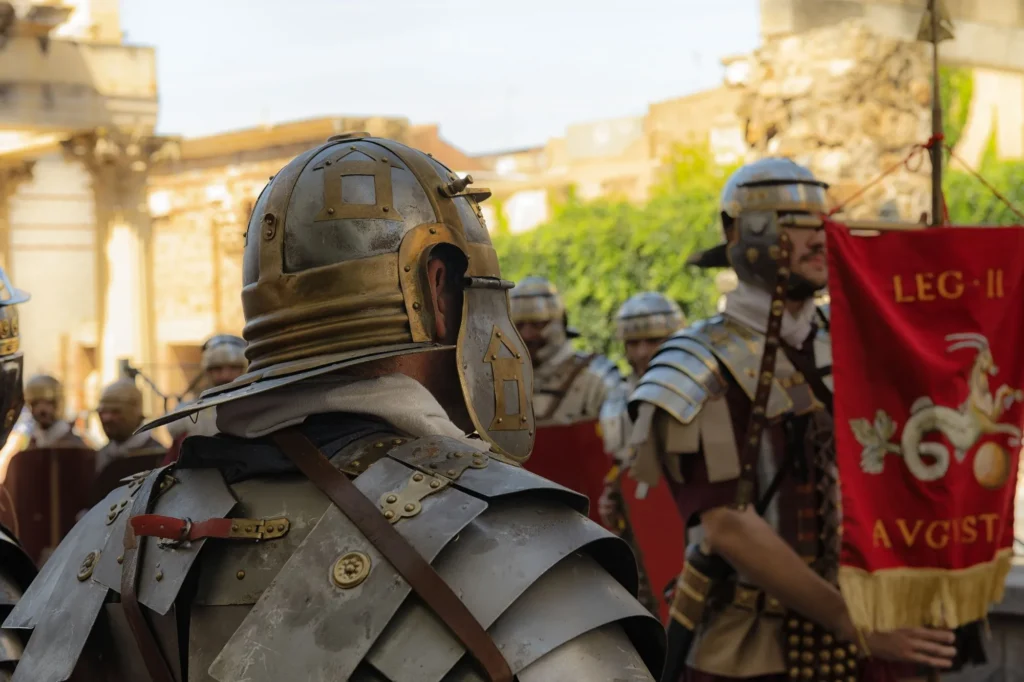 Recreación histórica de legionarios romanos con armadura y estandartes en Complutum Renacida 2026