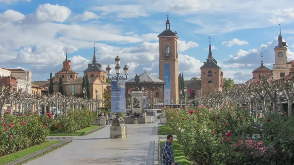 Plaza de Cervantes en Alcalá de Henares, punto de partida para descubrir qué hacer en Alcalá de Henares